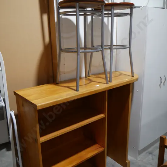 Bar and 2 bar stools