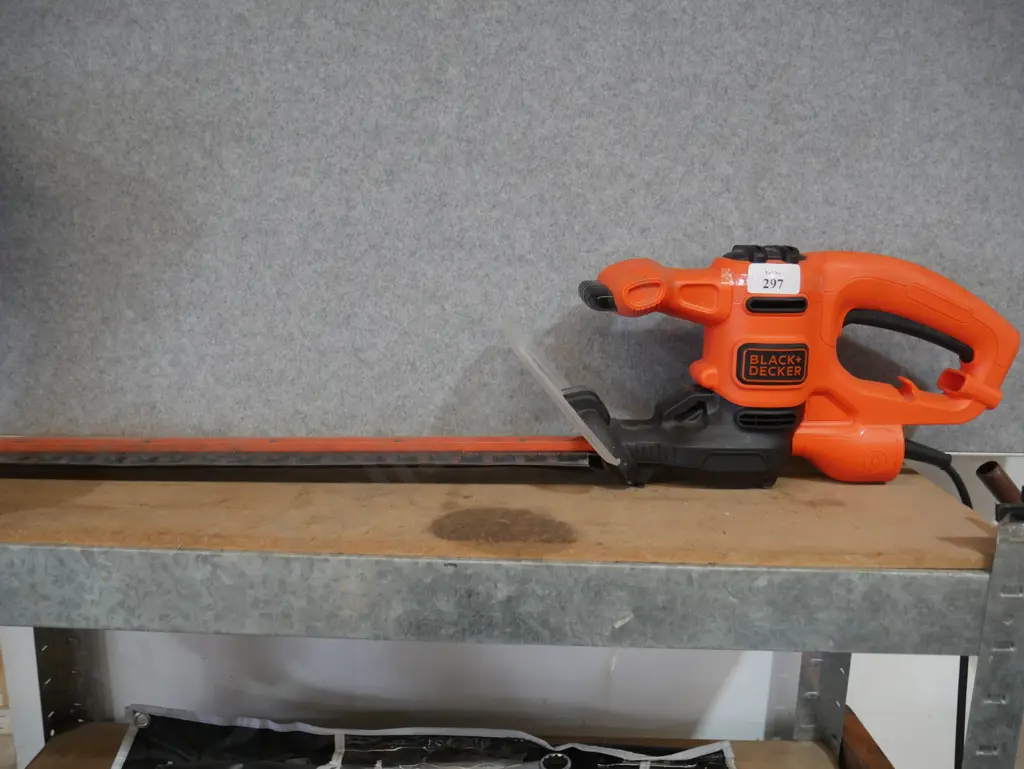Black & Decker electric hedge trimmer Image 1++