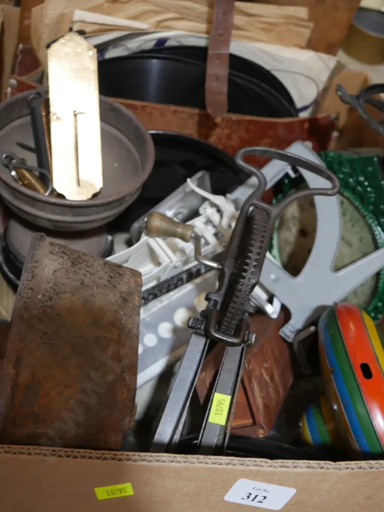 Vintage kitchenware, balance scales etc Image 1++