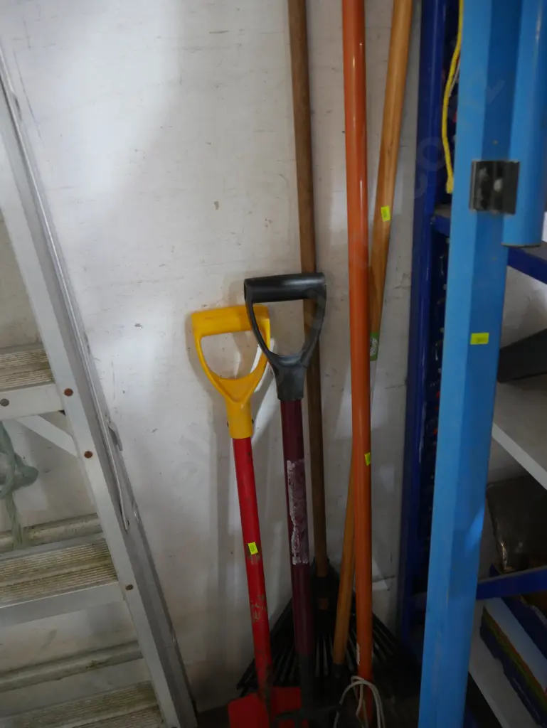 Assorted garden tools Image 1++