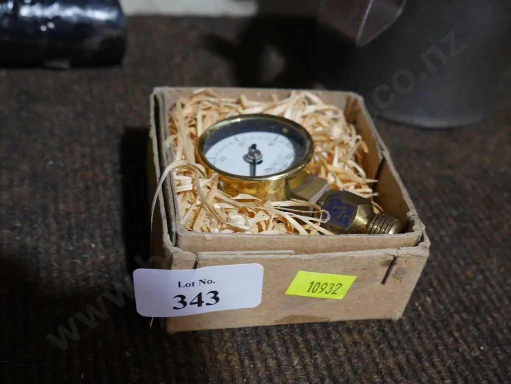 Brass pressure gauge Image 1++