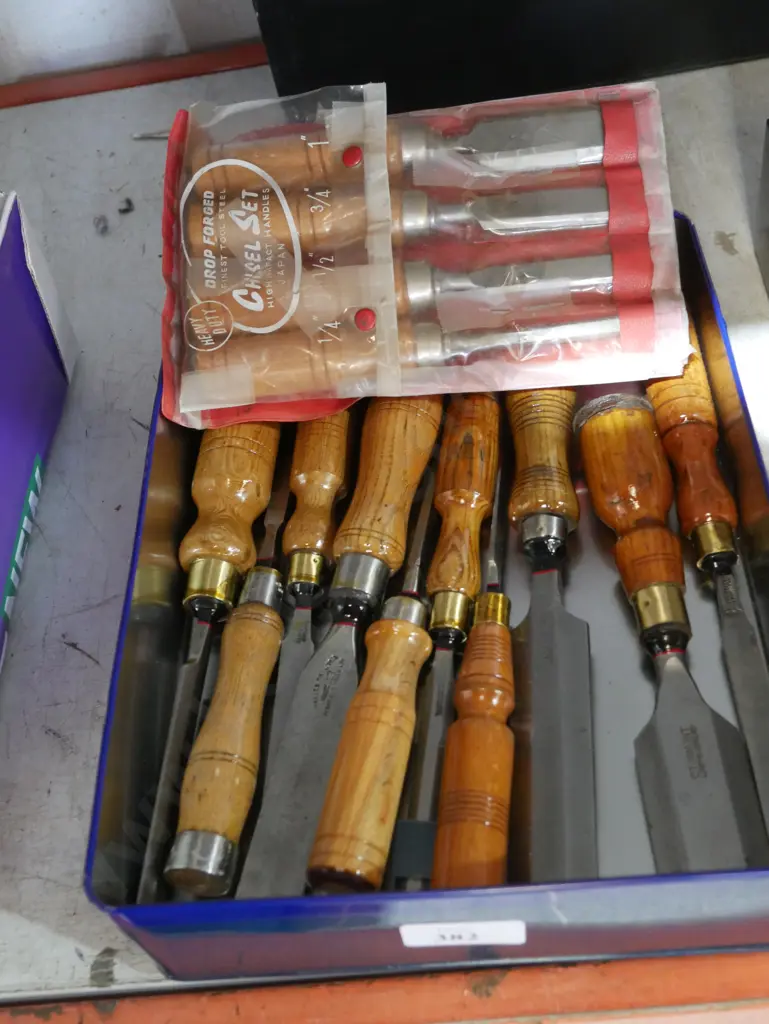 Assorted chisels Image 1++