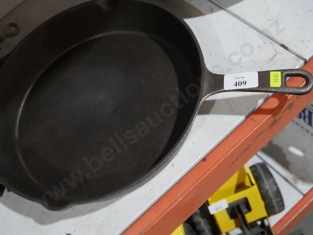 Cast iron fry pan Image 1++