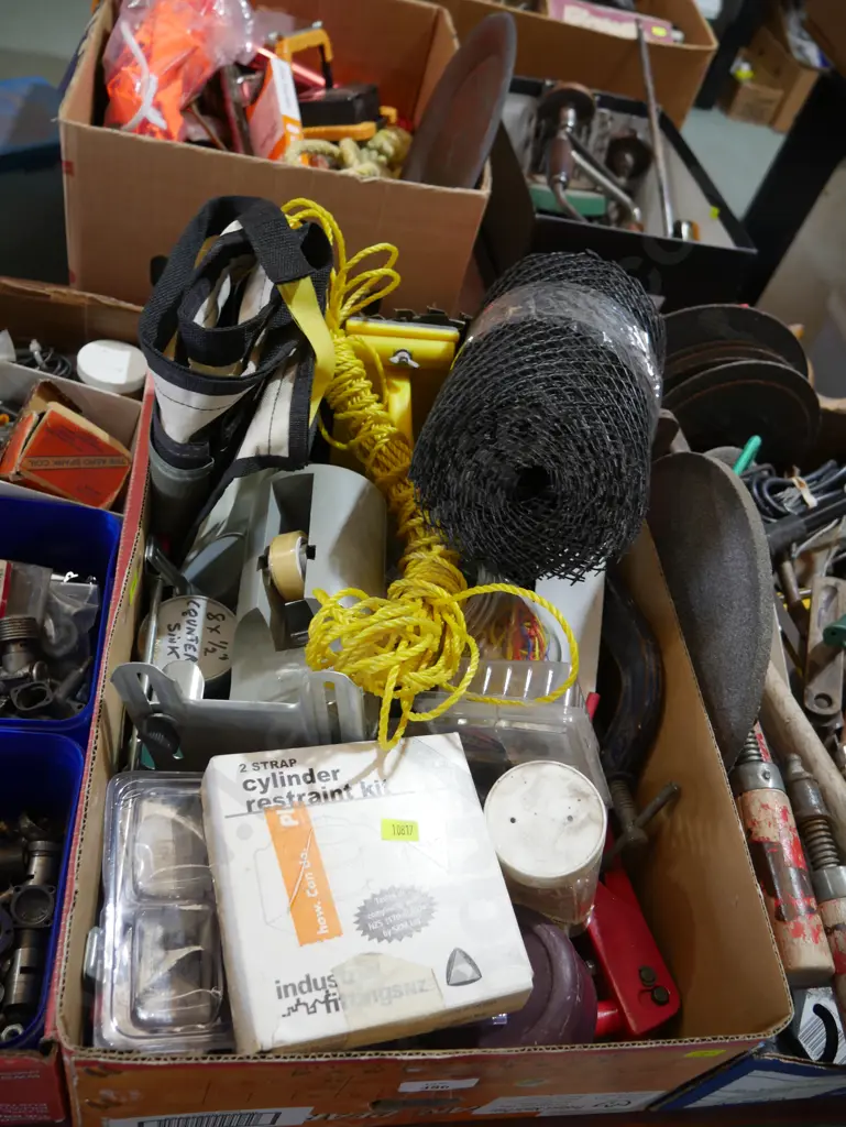 Assorted workshop sundries Image 1++
