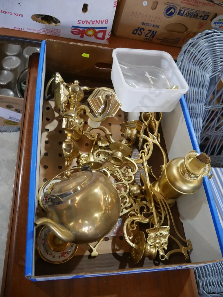 Box assorted brassware Image 1++
