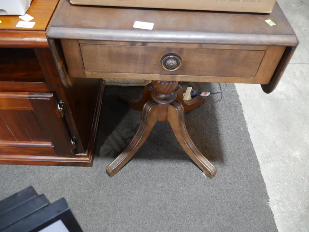 Drop leaf side table Image 1++