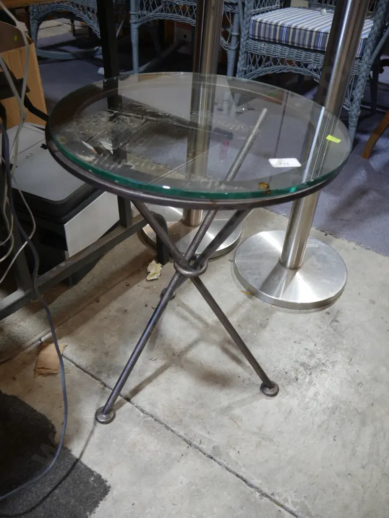 Glass top side table Image 1++