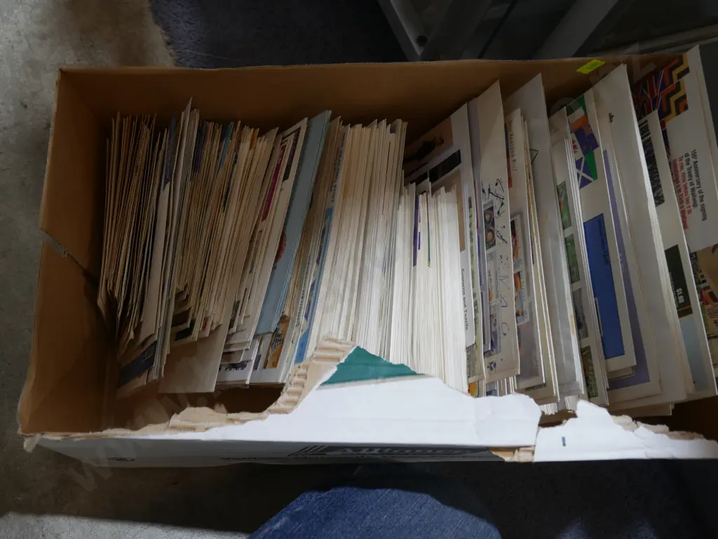 Large quantity of first-day covers Image 1++