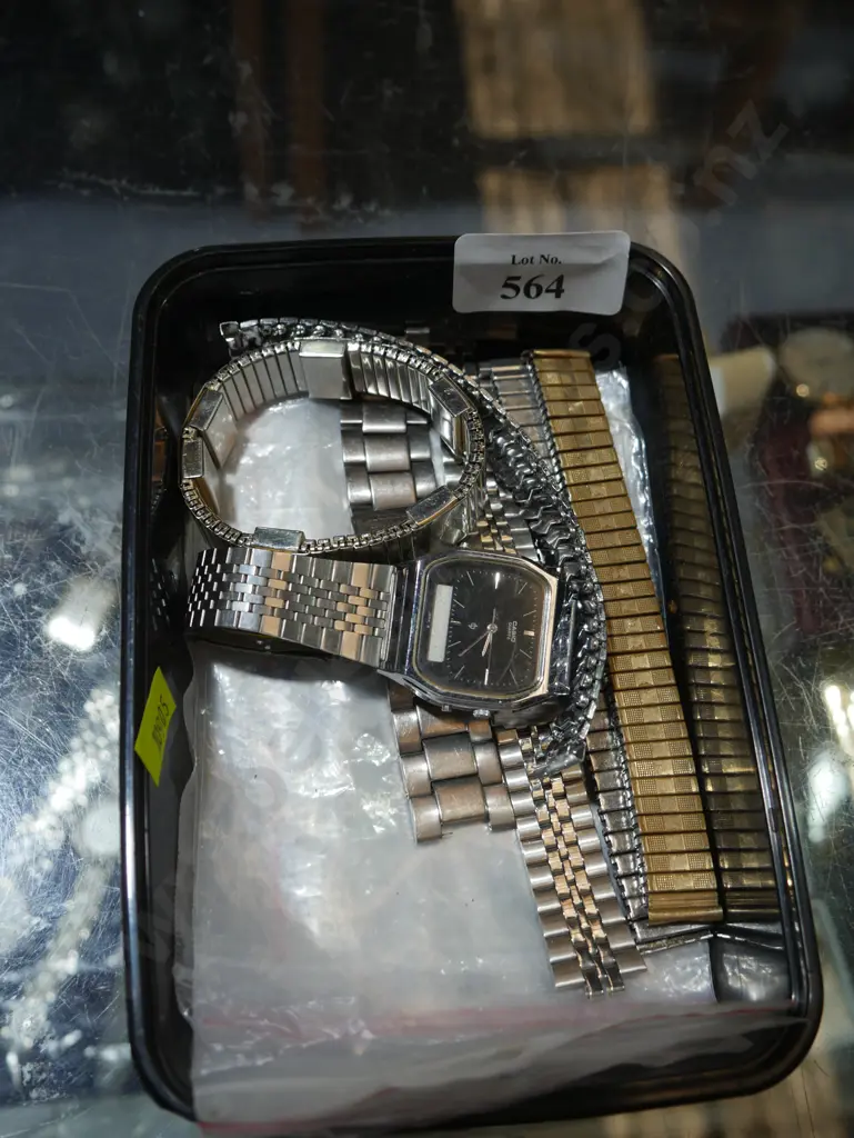 Casio wristwatch and extra watch straps Image 1++