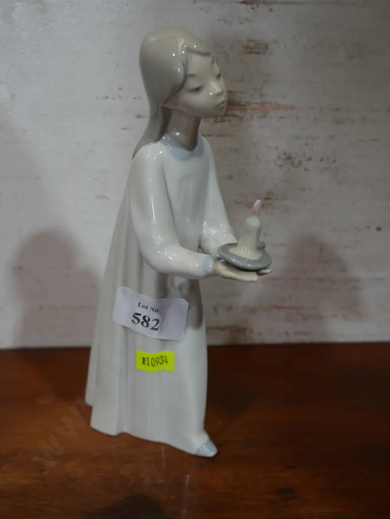 Lladro girl figure Image 1++
