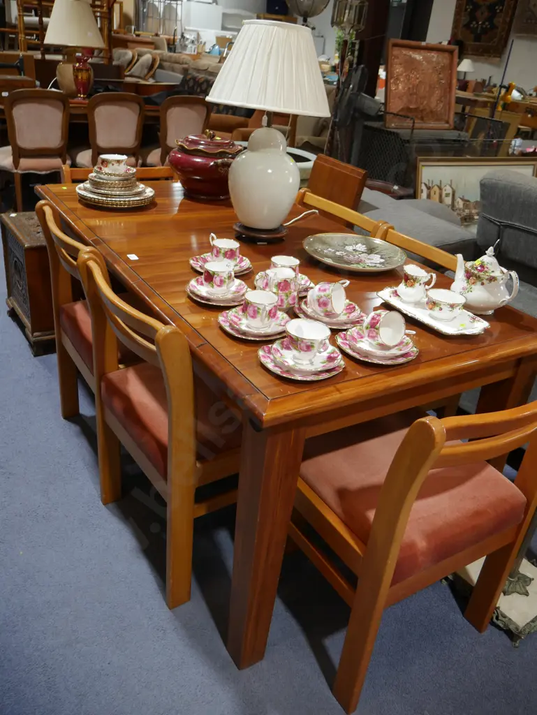 Dining table and 6 chairs Image 1++