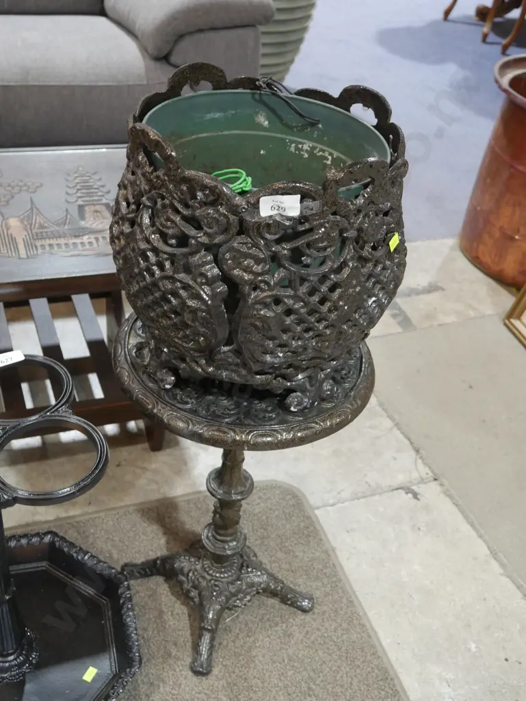 Plant table and pot wrought iron Image 1++