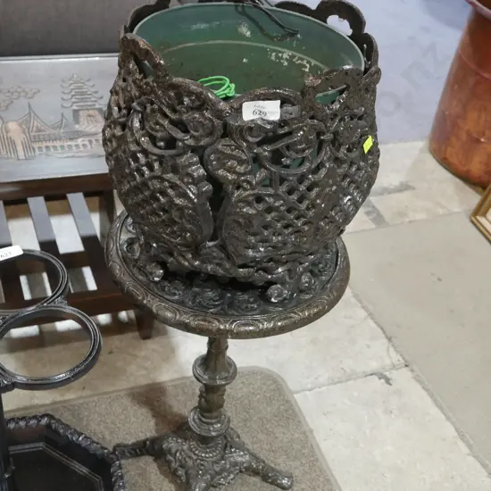 Plant table and pot wrought iron