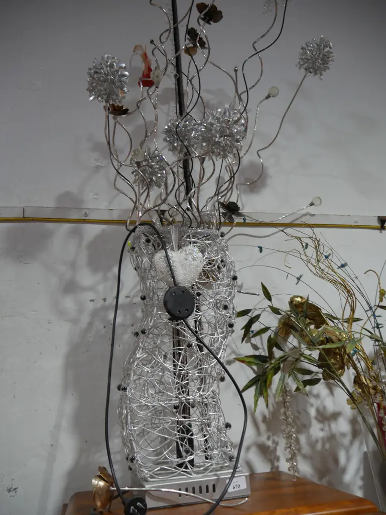 Light up metal wire vase and flowers Image 1++