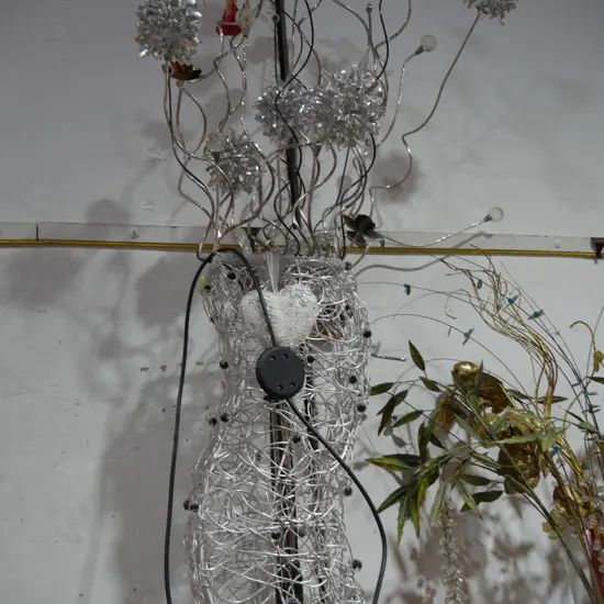 Light up metal wire vase and flowers