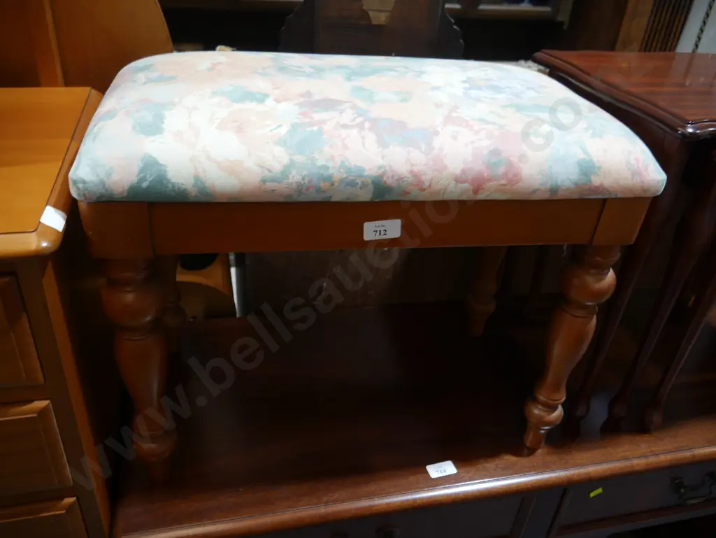 Piano stool Image 1++