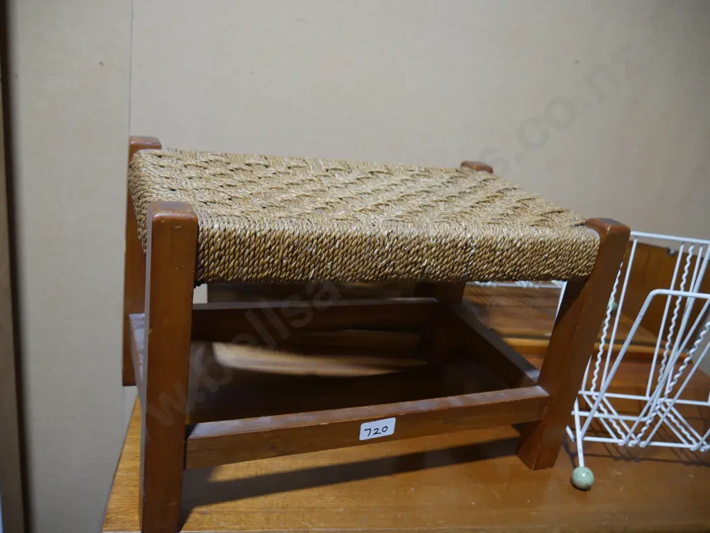 Wicker stool Image 1++
