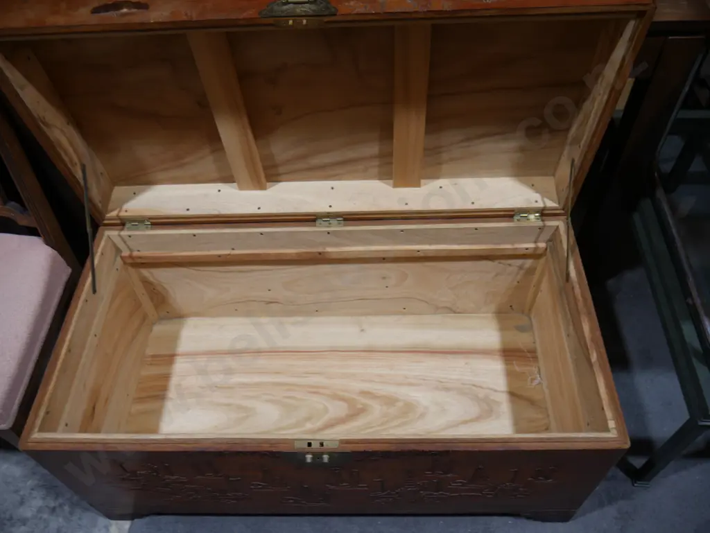 Camphor wood chest Image 1++