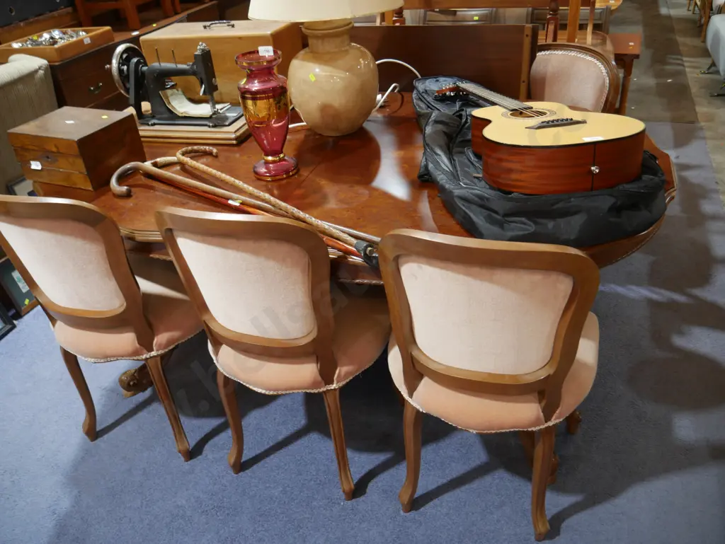 Extendable dining table and 6 chairs Image 1++