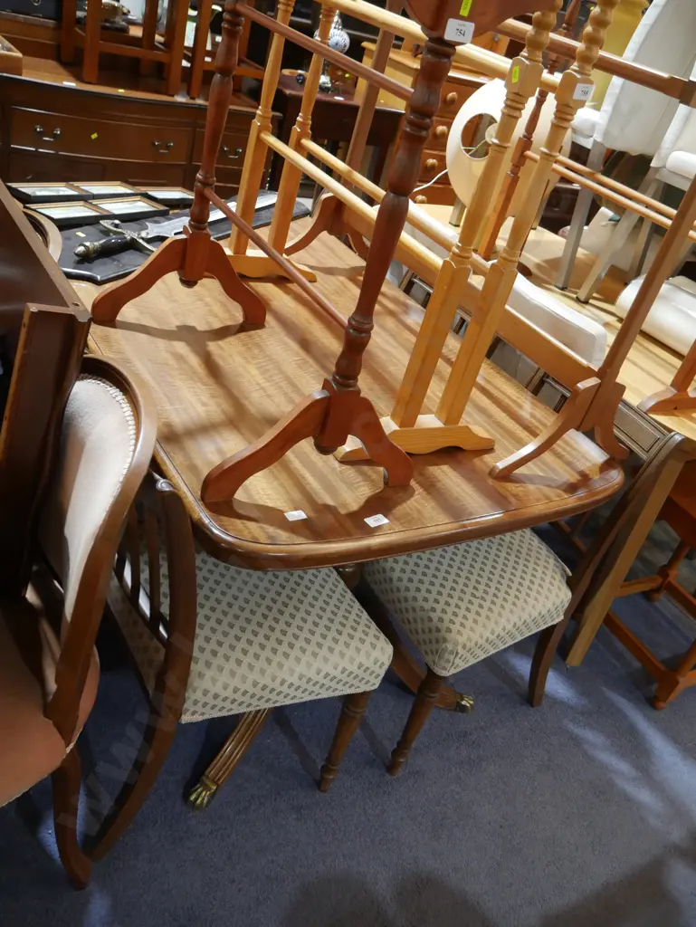 Dining table and 6 chairs Image 1++
