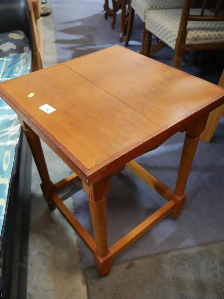 Side table Image 1++