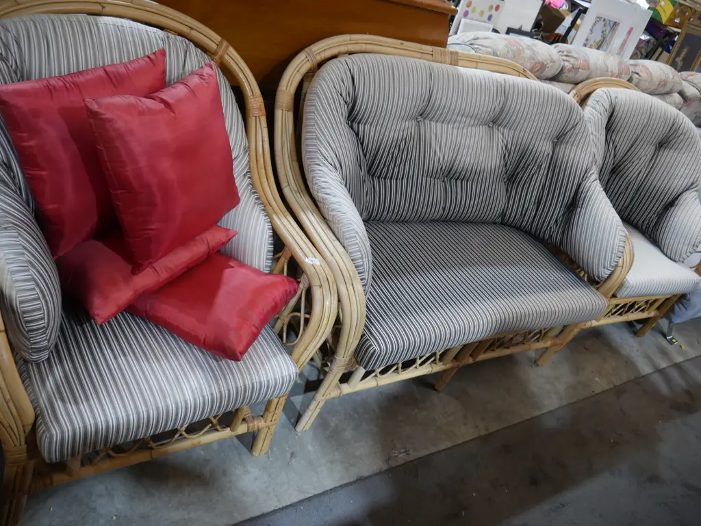 3 piece cane lounge suite Image 1++