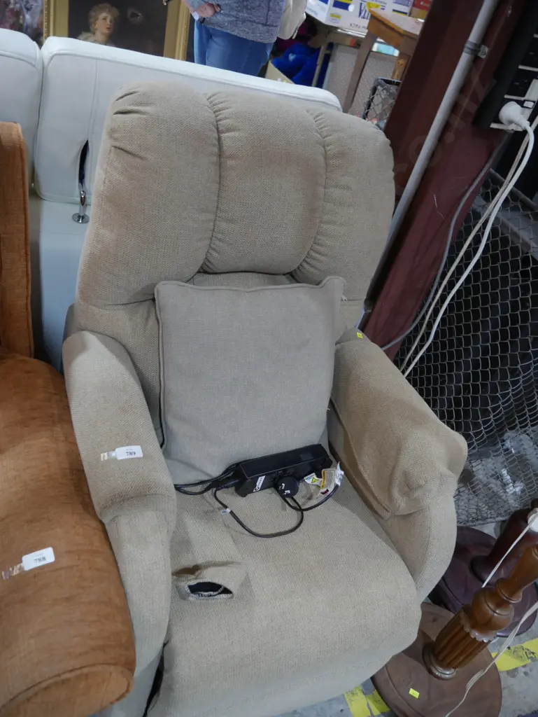 Electric arm chair Image 1++