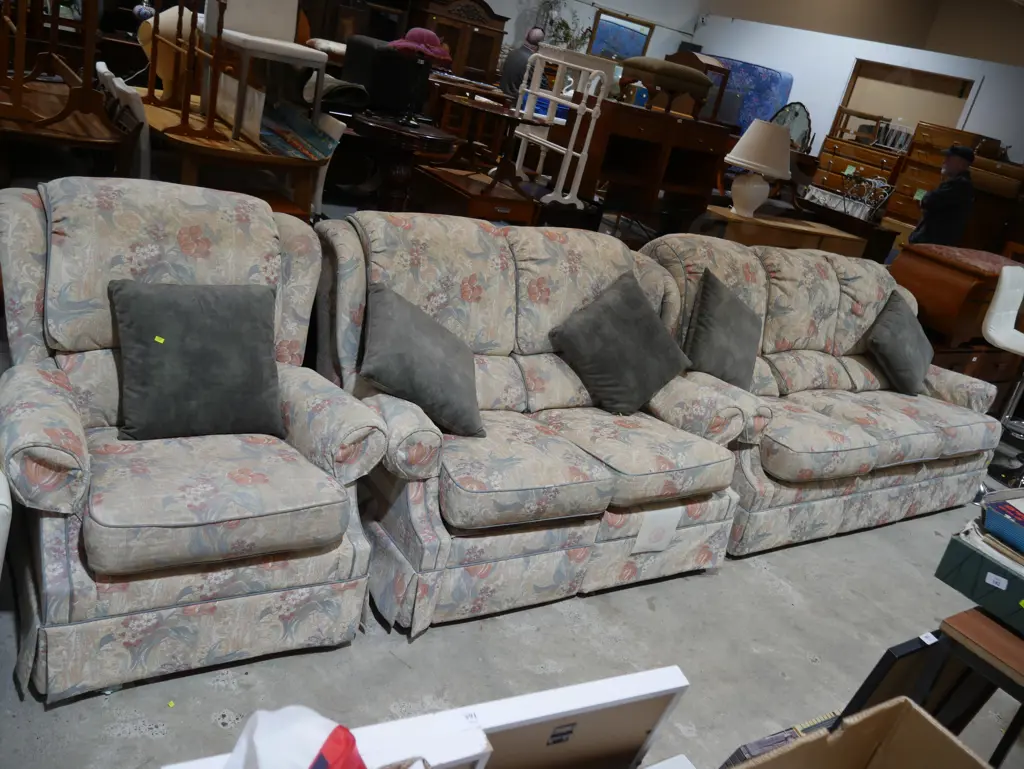 3 piece floral lounge suite Image 1++