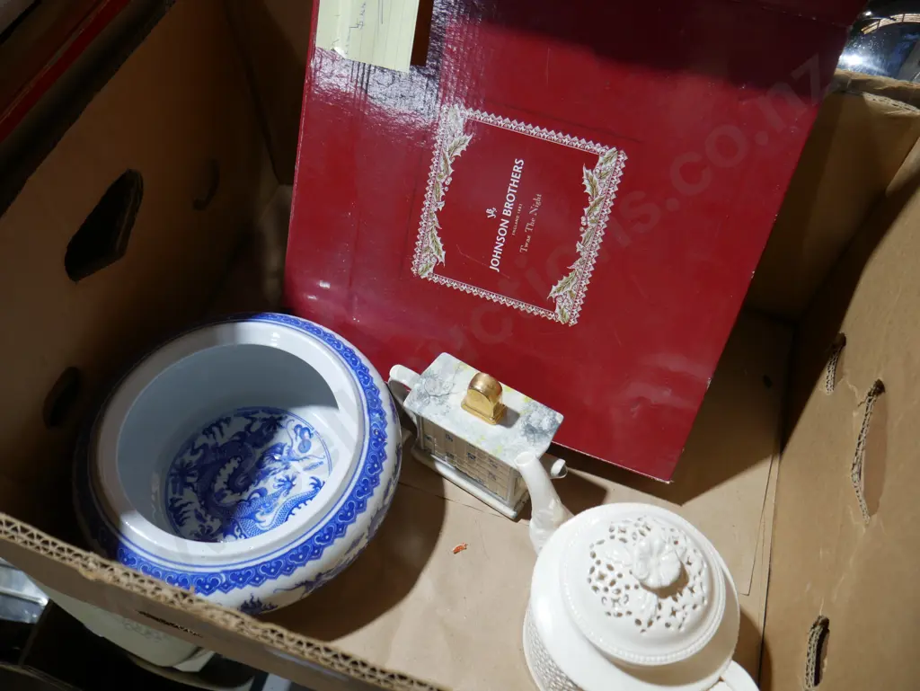 China, teapots etc Image 1++