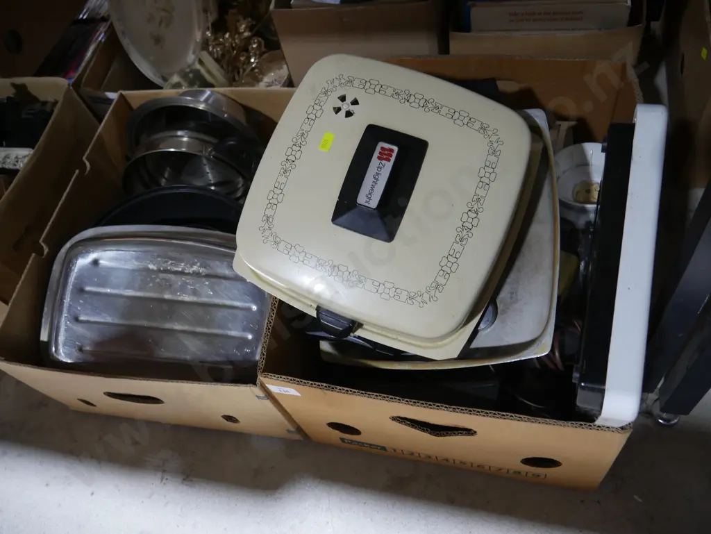 2 boxes kitchenware etc Image 1++