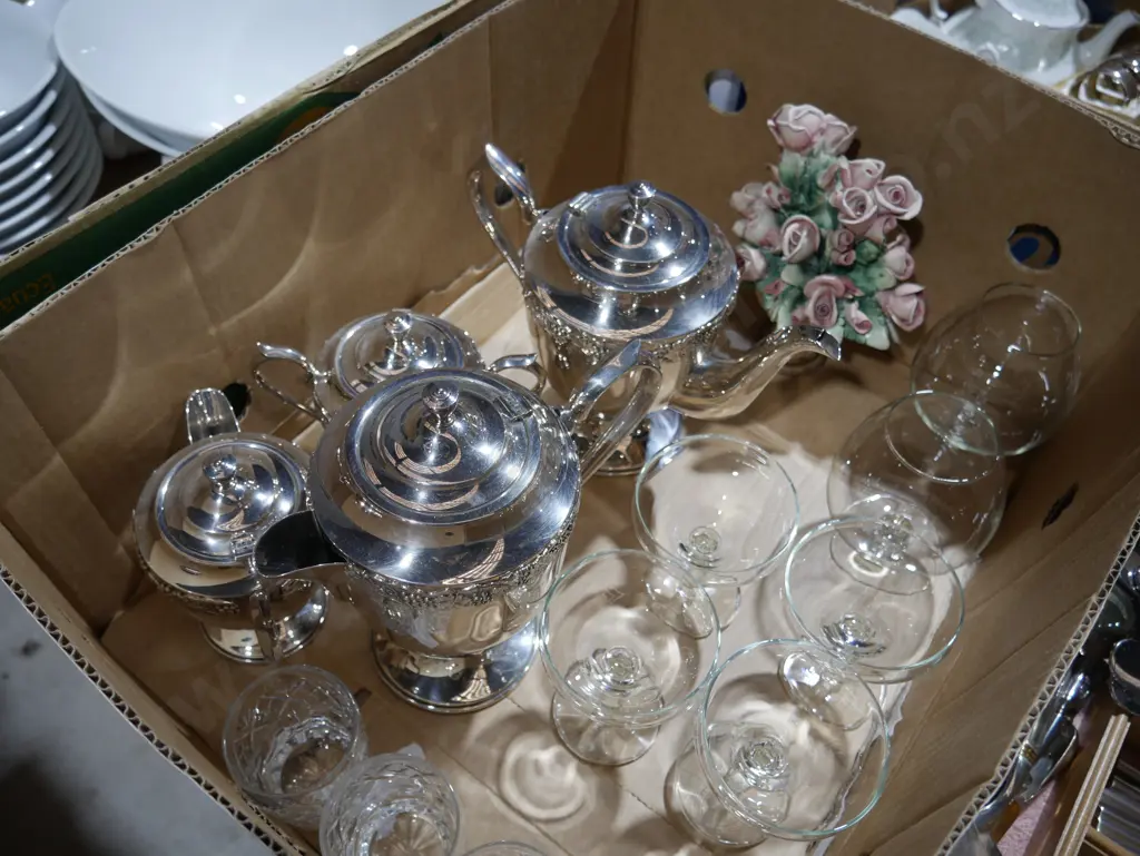 Plated teaset, glassware Image 1++