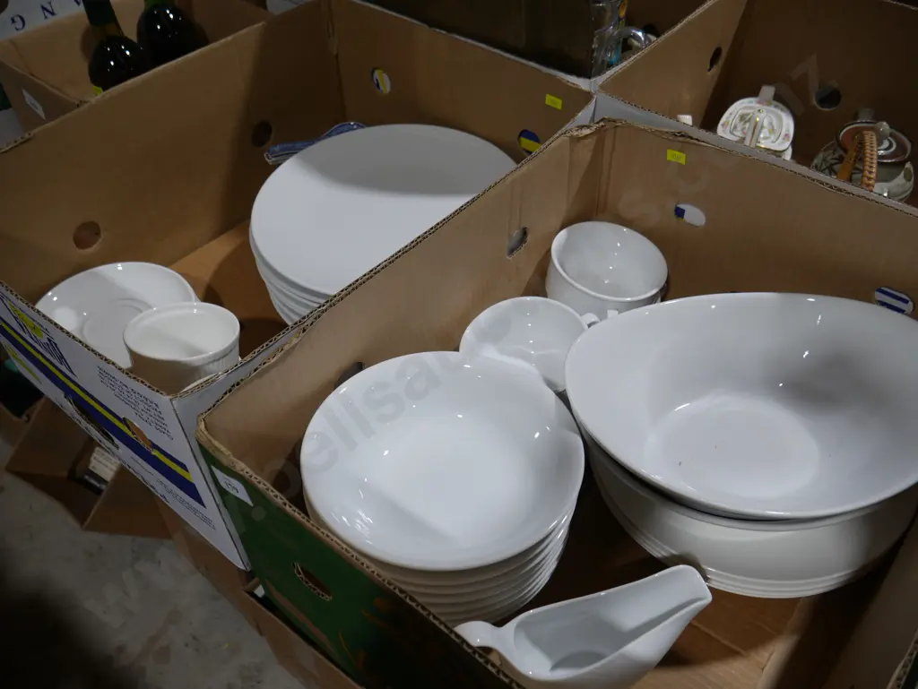 2 boxes dinnerware Image 1++
