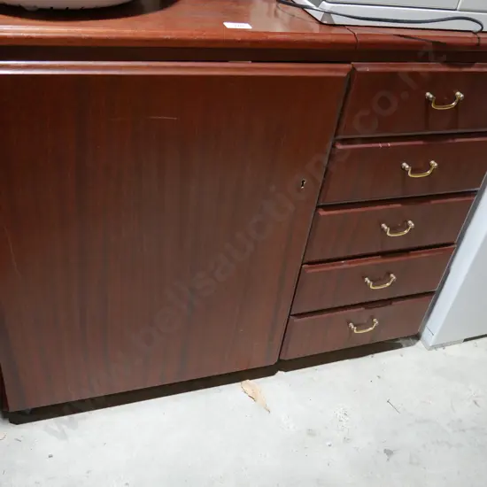 Sewing cabinet