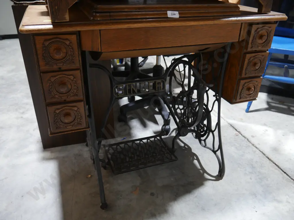 Singer sewing table Image 1++