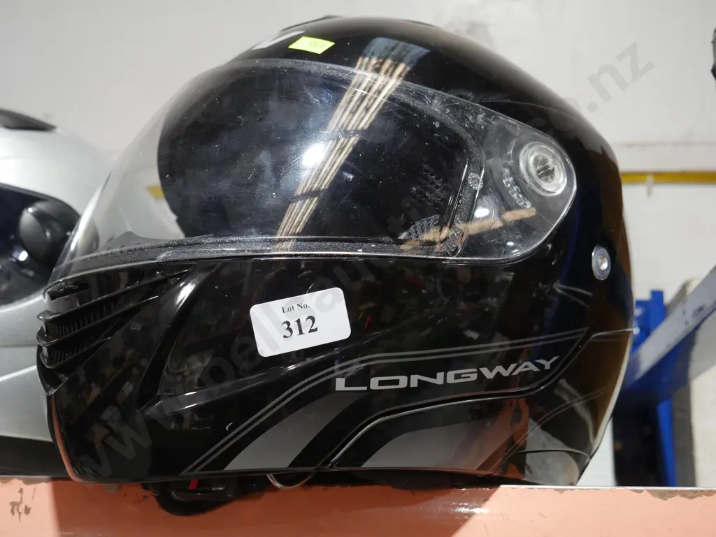 Black full face helmet Image 1++