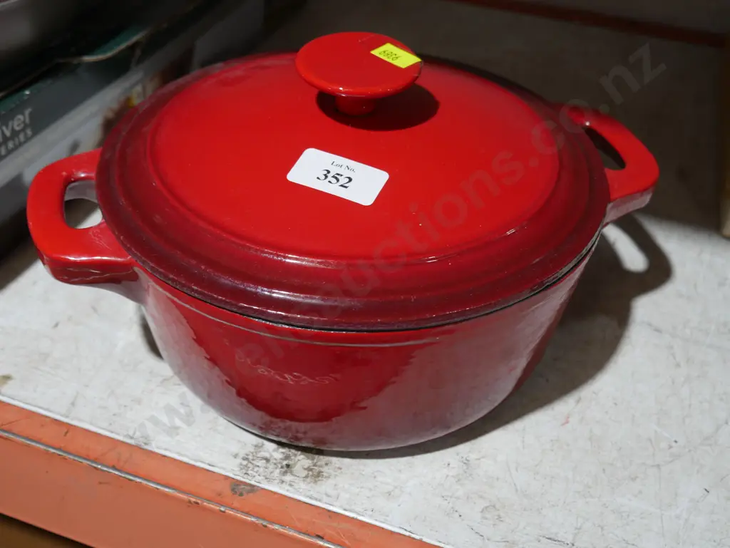 Red casserole dish Image 1++