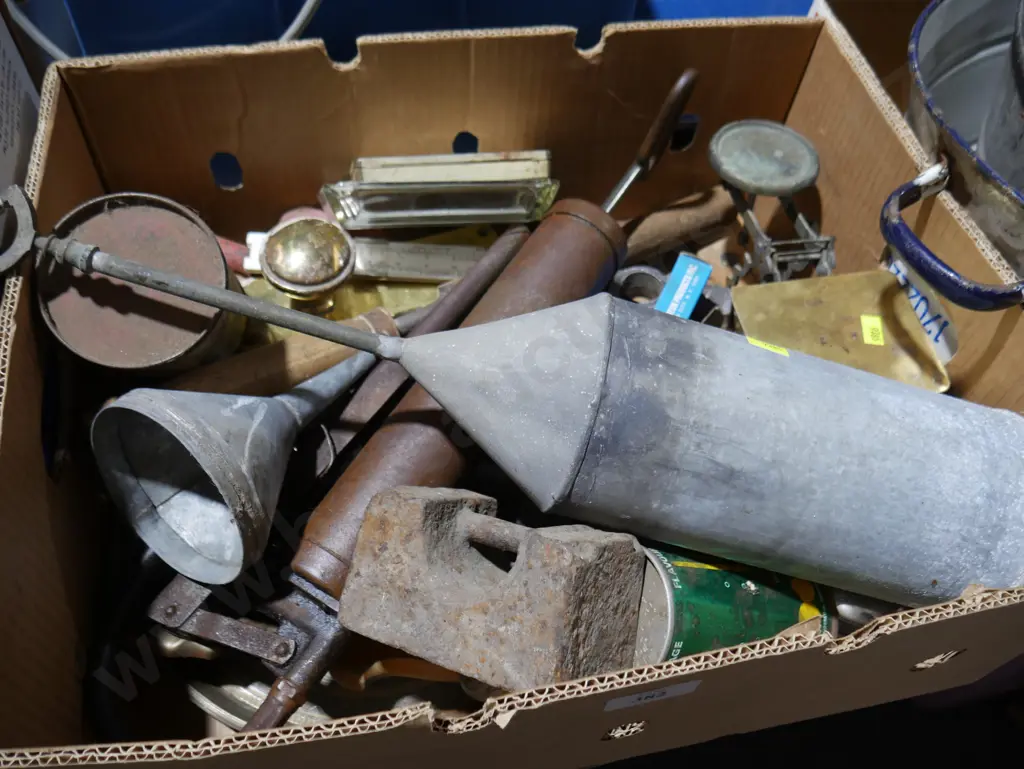Box of garage sundries Image 1++