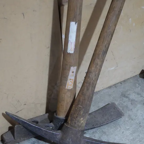 Pick axe, grubber