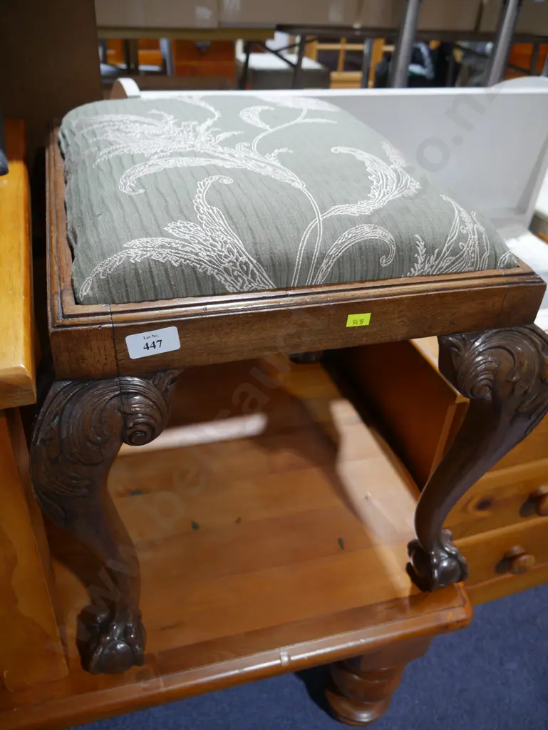 Claw foot stool Image 1++