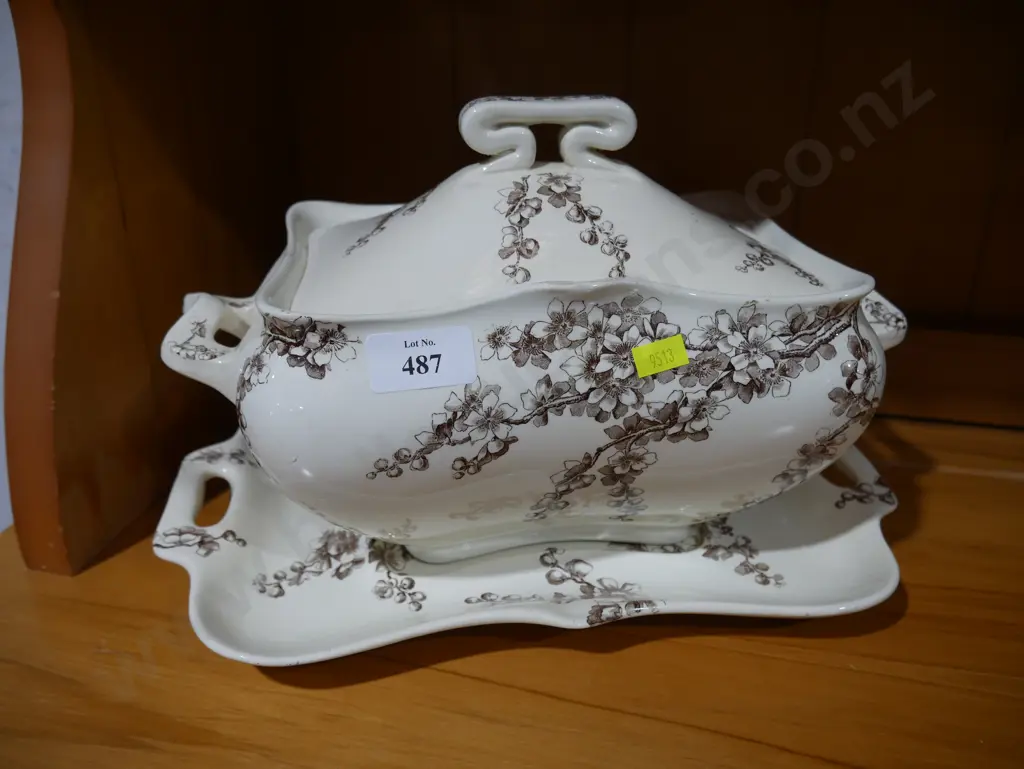 Peach Blow casserole, lid & tray Image 1++