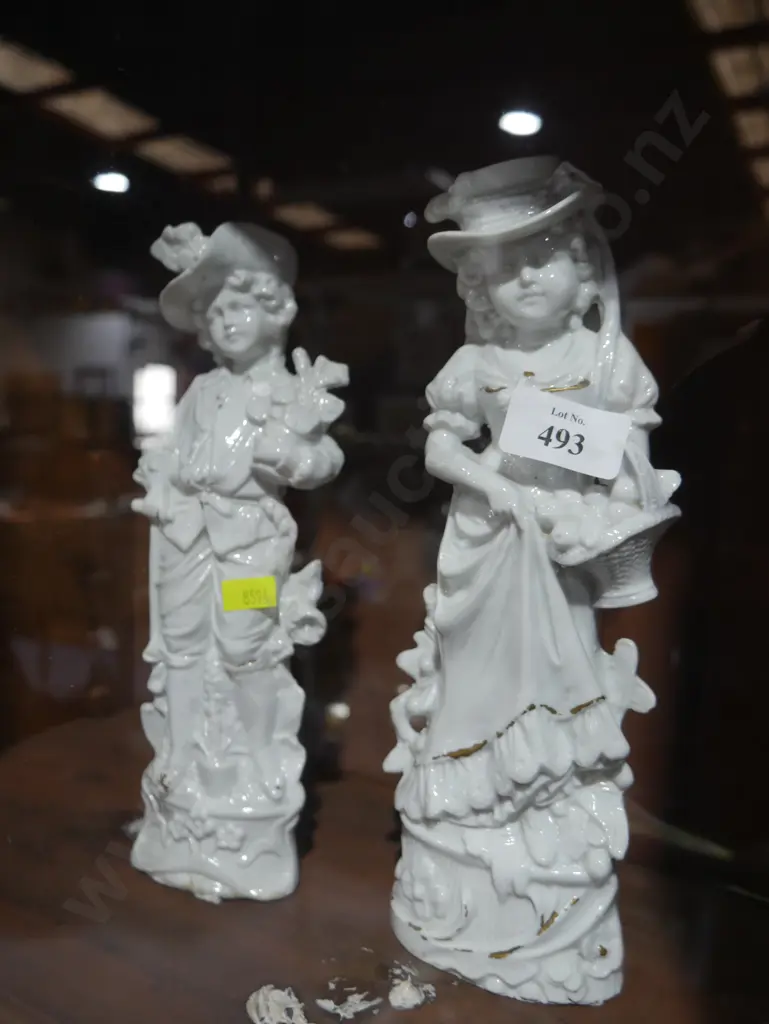 2 figurines Image 1++