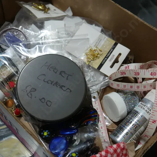 Costume jewellery, glitter etc