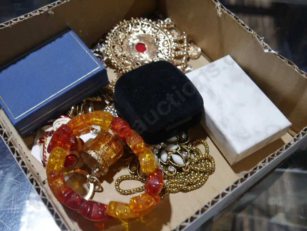 Costume jewellery Image 1++