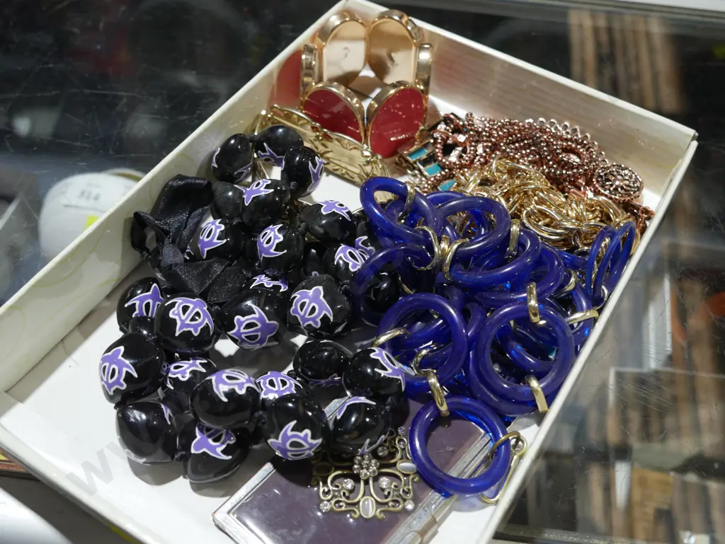 Costume jewellery Image 1++