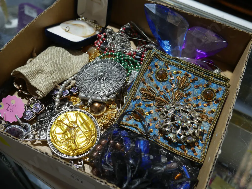 Costume jewellery Image 1++