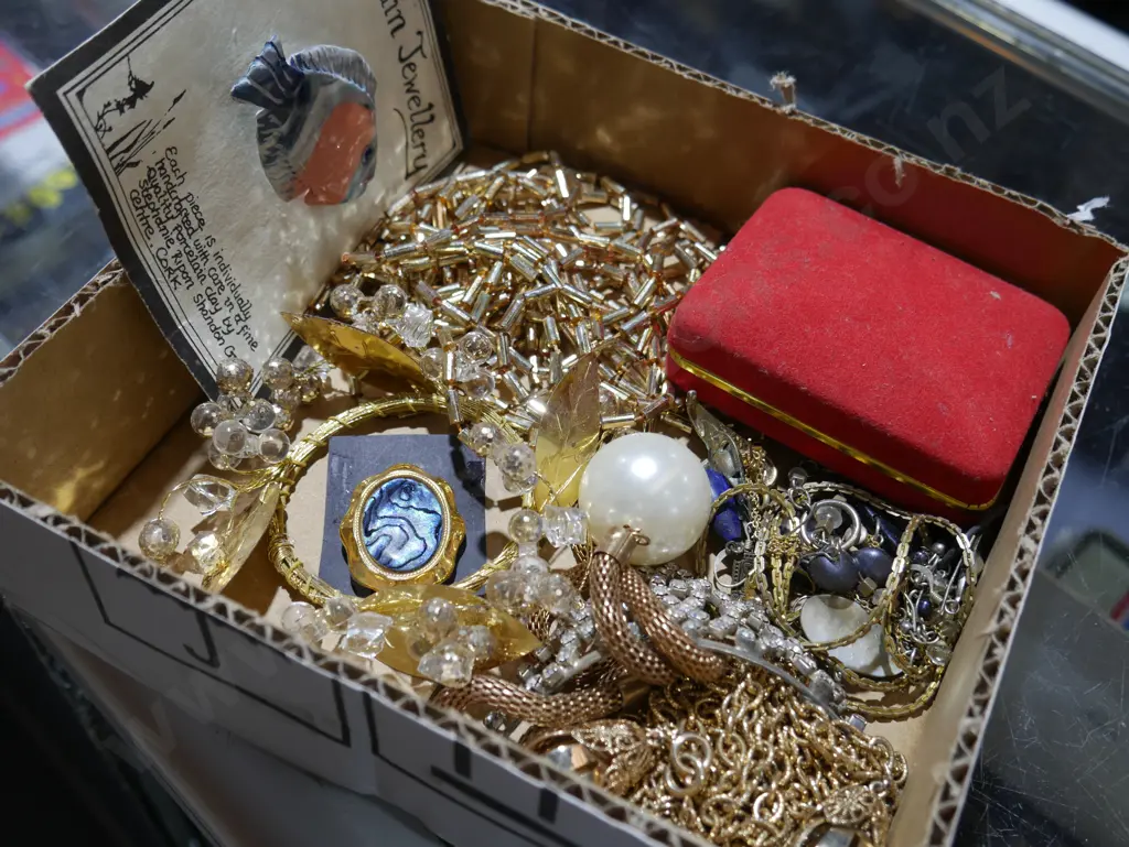 Costume jewellery Image 1++