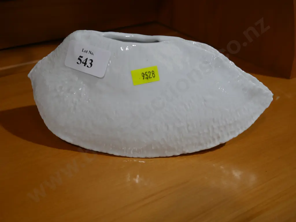 Gobel white porcelain vase Image 1++