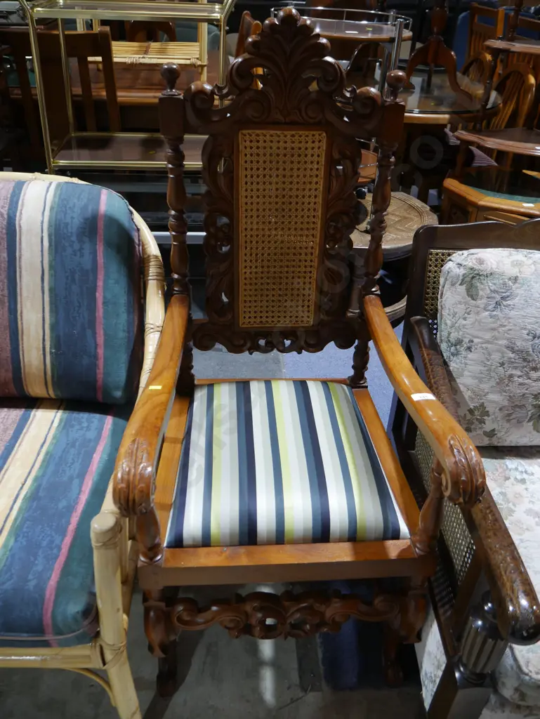 Carved wood chair Image 1++