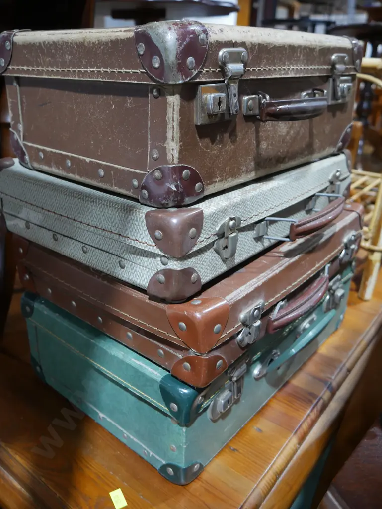 4 vintage cases Image 1++