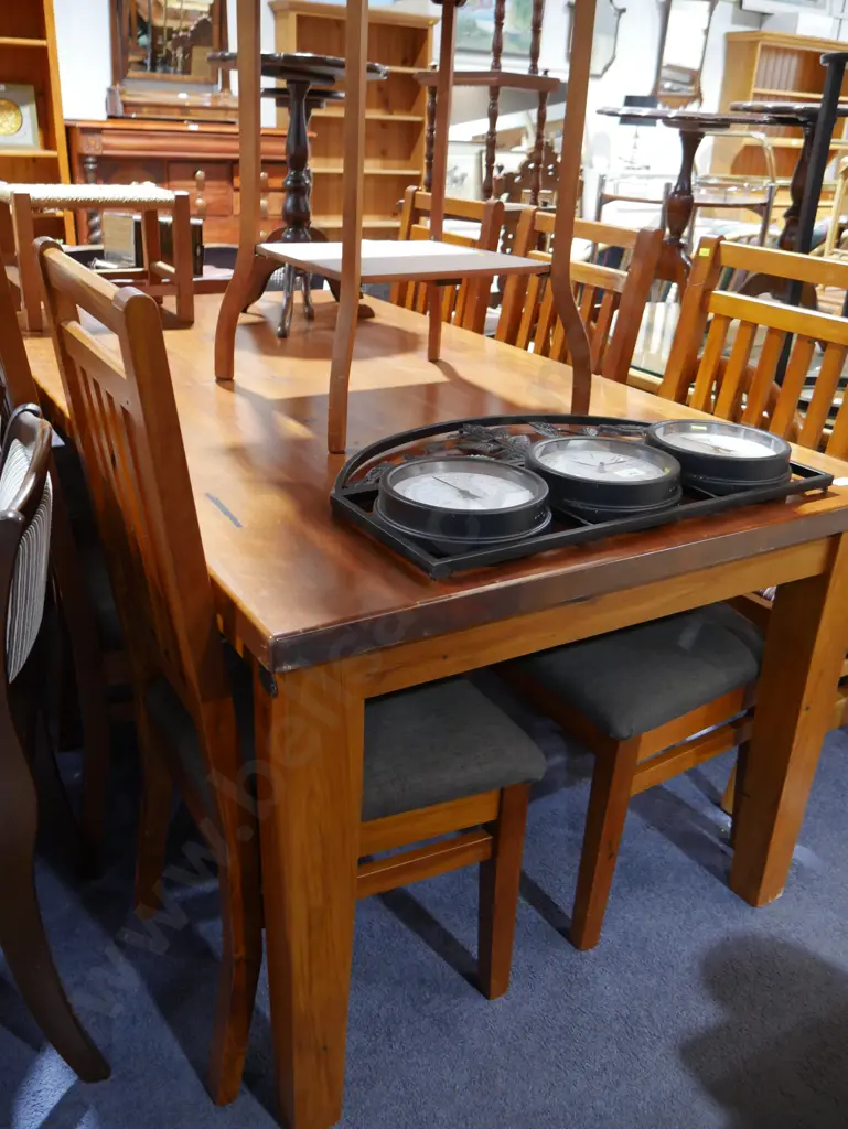 Dining table and 6 chairs Image 1++